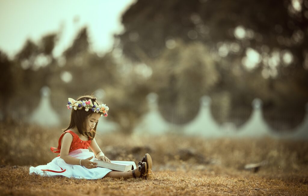 exemplu de parenting pozitiv: o fetiță mică singură citește afară